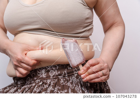 [Debeso ice cream with housewife picking belly meat] 107043278