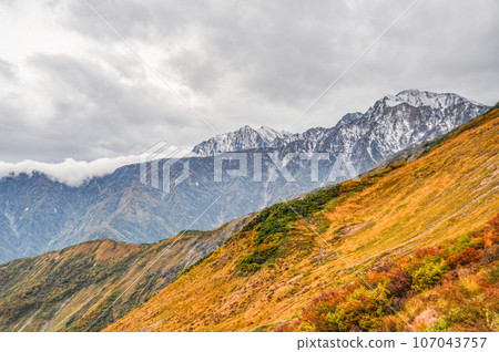 從八方尾根自然研究路線看到的五龍山和鹿島矢岳 107043757