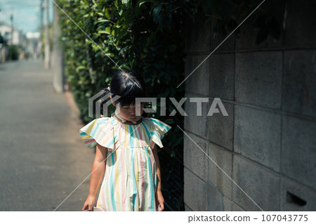 child, kid, younger 107043775