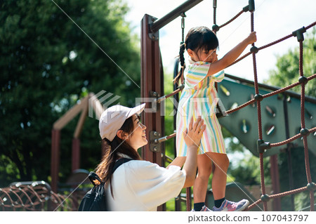 公園 父母和小孩 親子 107043797