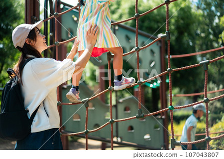 公園 父母和小孩 親子 107043807