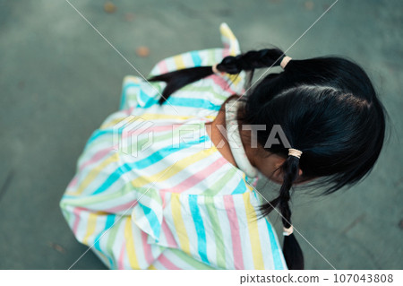 child, kid, younger 107043808