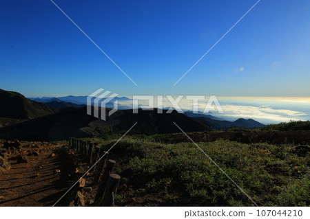 黎明的天空和山脈漂浮在雲海中 107044210