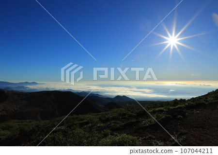 黎明的天空和山脈漂浮在雲海中 黎明的天空和山脈漂浮在雲海中 107044211
