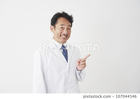 指向右邊，白色背景的中年醫生 107044346