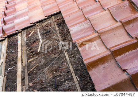 Image of roof tile replacement work for a house built in the Showa era | The base is tree bark | Image of tile renovation Image of roof tile replacement work for a house built in the Showa era | The base is tree bark | Image of tile renovation 107044497
