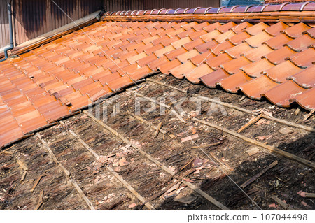 昭和時期建造的房屋的屋頂瓦更換工作的圖像 | 基礎是樹皮 | 瓦片翻新的圖像 107044498