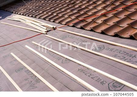 Image of roof tile replacement work for a Showa house | Image of tile renovation 107044505