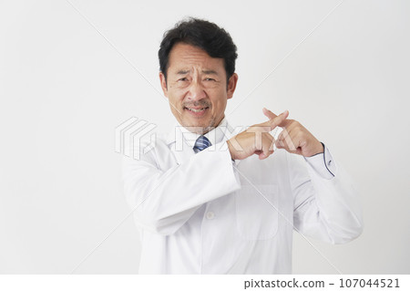 中年醫生用手指做標記，白色背景 107044521