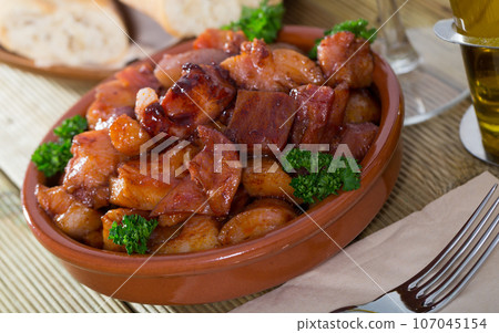 Morro de cerdo - braised pig snouts 107045154