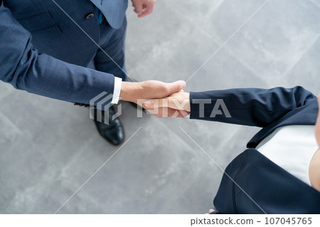 商業場景:男人和女人握手 商業場景:男人和女人握手 107045765