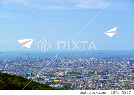 福岡城市景觀與紙飛機構圖 107045857