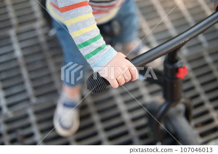 拿著自行車車把的孩子的手 拿著自行車車把的孩子的手 107046013