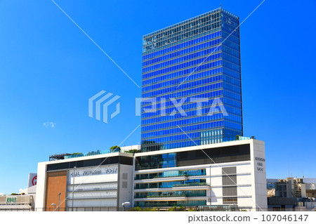 [Kanagawa Prefecture] JR Yokohama Tower (Yokohama Station) on a sunny day 107046147
