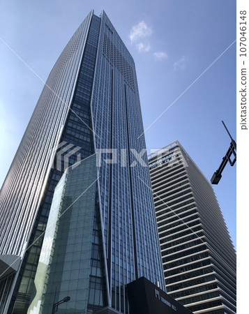 《Tokyo》Skyscraper looking up in the city center 107046148