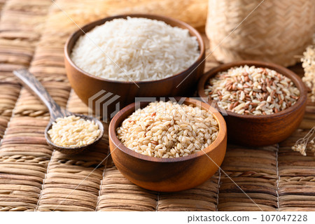 Thai brown rice seed in wooden bowl, Organic rice, Healthy food ingredient Thai brown rice seed in wooden bowl, Organic rice, Healthy food ingredient 107047228