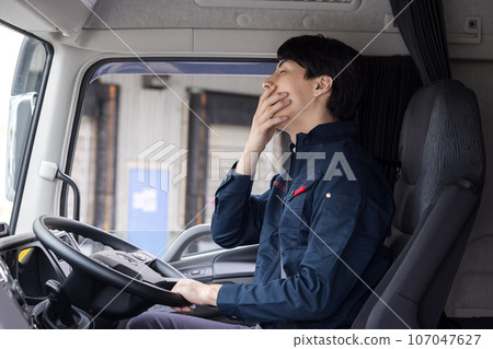 卡車司機 一個疲憊的司機的肖像 107047627