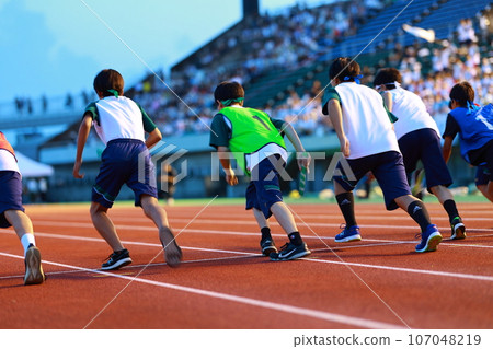 在體育場比賽 107048219