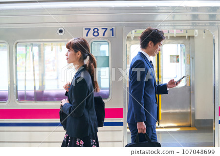 Young man and woman on the station platform Photography provided by Keio Electric Railway Co., Ltd. 107048699