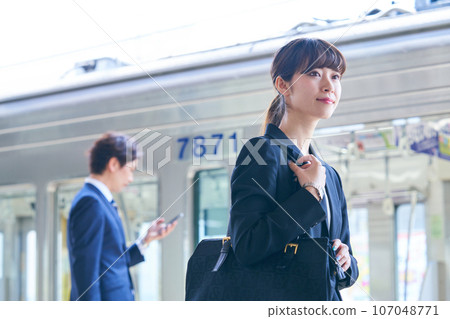 Young man and woman on the station platform Photography provided by Keio Electric Railway Co., Ltd. 107048771
