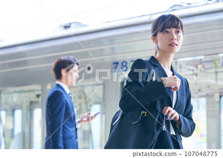 月台上的年輕男女 攝影由京王電鐵株式會社提供 107048775