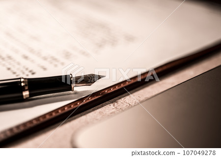 用鋼筆的桌子照片（圖片） 107049278