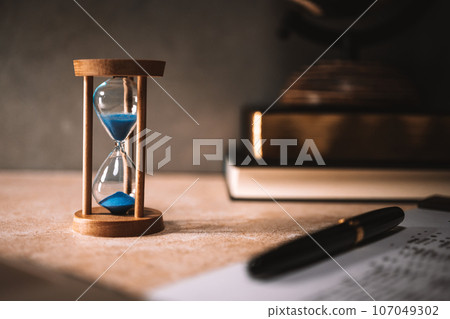 table hourglass 107049302