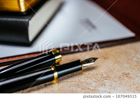 帶鋼筆的桌子 107049315