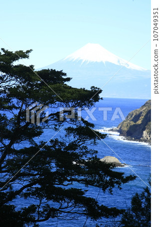 Mt. Fuji seen over the sea in Nishiizu Mt. Fuji seen over the sea in Nishiizu 107049351
