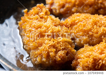 Remake cooking scene of leftover fried food (fried oysters). Boil the eggs in a frying pan containing stock. 107049448