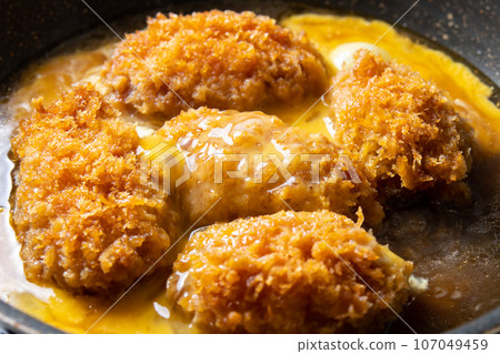 煎牡蠣與蛋一起煮。油炸剩菜的翻拍圖。 107049459