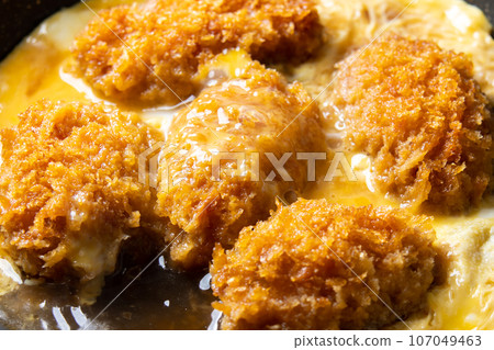 煎牡蠣與蛋一起煮。油炸剩菜的翻拍圖。 107049463