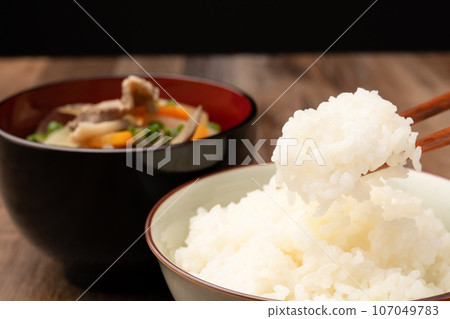 豬肉湯、飯、筷子 豬肉湯、飯、筷子 107049783