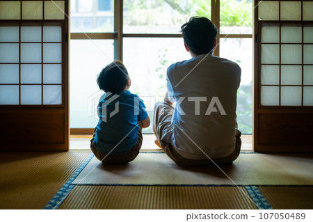 家長與孩子交談 107050489