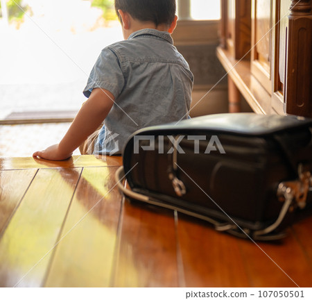 Elementary school student commuting to and from school Elementary school student commuting to and from school 107050501