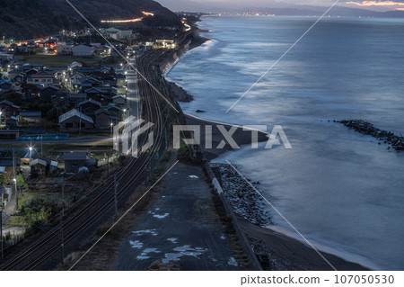 信越本線沿著日本海延伸的新潟縣柏崎市米山町村的夜景 信越本線沿著日本海延伸的新潟縣柏崎市米山町村的夜景 107050530