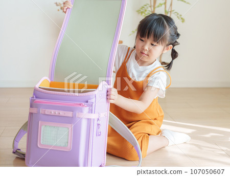 Elementary school students open their school bags and prepare 107050607