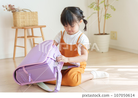 小學生打開書包準備 107050614