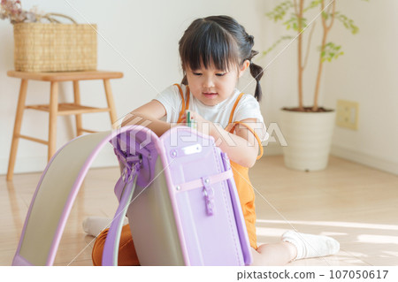Elementary school students open their school bags and prepare 107050617