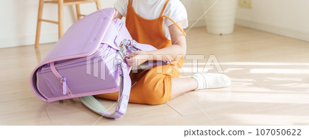 Elementary school students open their school bags and prepare 107050622
