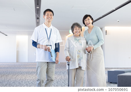 Facility staff explaining to parents and children of long-term care Photo cooperation "LINK FOREST] 107050691