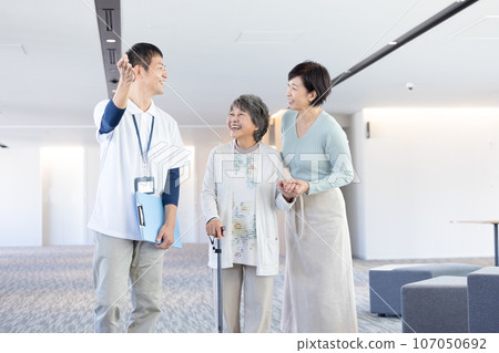 Facility staff explaining to parents and children of long-term care Photo cooperation "LINK FOREST] 107050692