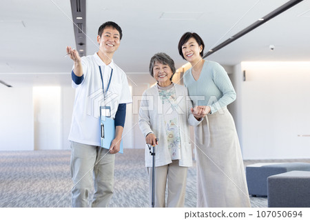 設施工作人員向長期護理的父母和孩子解釋照片合作“LINK FOREST] 107050694