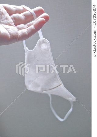手拿著不織布口罩 手拿著不織布口罩 107050874