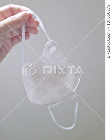 手拿著不織布口罩 手拿著不織布口罩 107050875