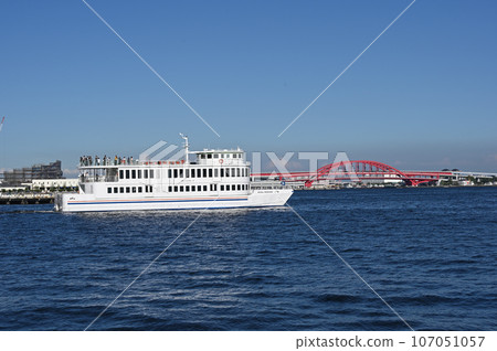 Kobe Ohashi Bridge and sightseeing boat 107051057