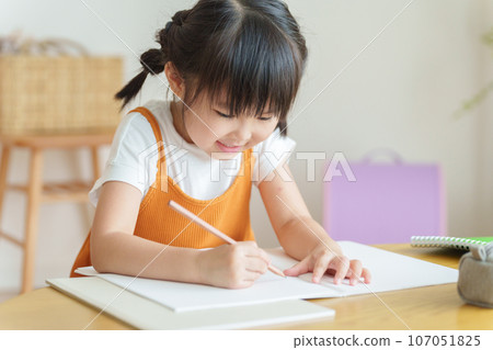 Children studying 107051825