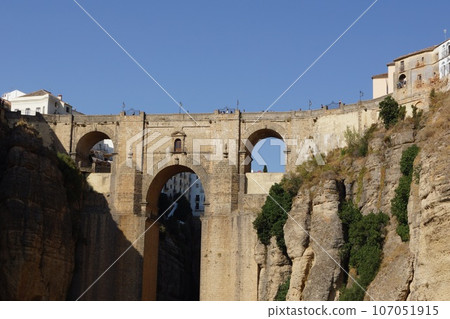 從西班牙隆達懸崖底部看瓜達萊文河上的新橋 107051915