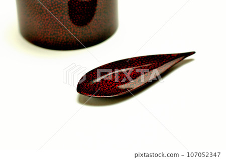 Tsugaru Nanako-lacquered tea caddy and teaspoon Tsugaru Nanako-lacquered tea caddy and teaspoon 107052347