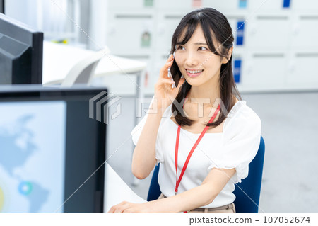 在辦公室工作的女商人 107052674